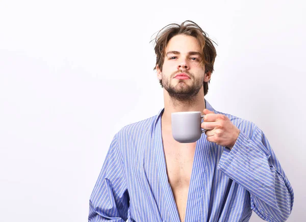 Chico en casa o ropa de baño bebe té o café. — Foto de Stock