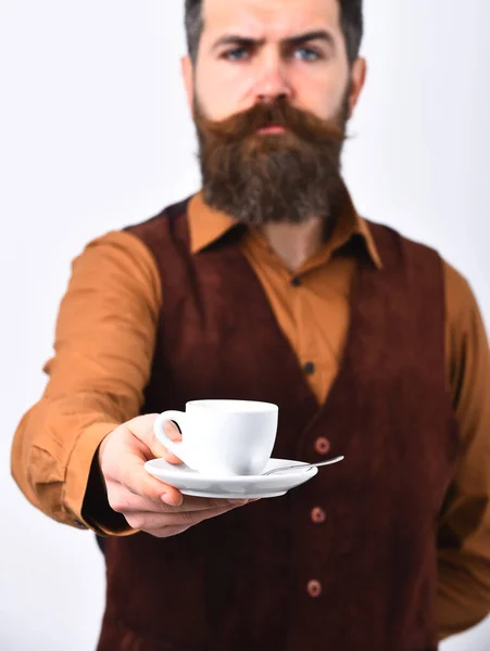 L'uomo dal viso severo serve caffe 'caldo. concetto di servizio professionale. — Foto Stock