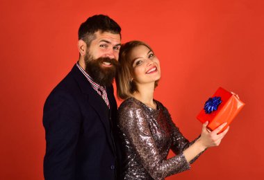 Hediye kutusu olan mutlu çift, birbirine yakın.