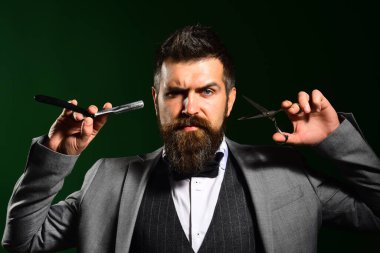 Koyu yeşil geçmişi olan ciddi yüzlü bir iş adamı.