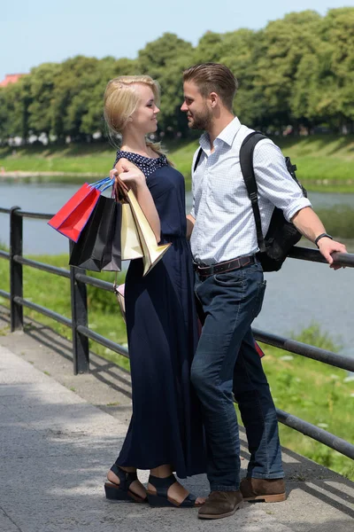 Verliebtes Paar bei einem Spaziergang an einem sonnigen Tag. Mann mit Freundin — Stockfoto