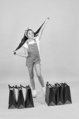 Evden alışveriş. Mutlu çocukluk. Paket çantalı çocuk. Gerçek alışverişkolik. Kara Cuma indirimi. Sana özel bir teklifim var. Coronavirus tecridi sırasında internetten mal al. Küçük kız başarılı bir alışveriş sonrası