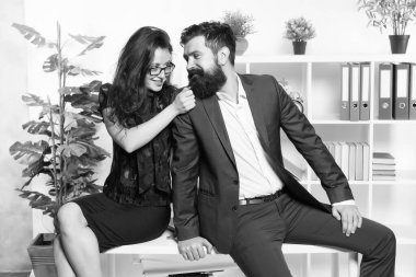 Sevdiğin şeyi yap. Aşık bir çift ofis masasına oturur. Birkaç iş ortağı. Profesyonel çift. Eşiyle çalışıyor. İş ilişkileri. İş ilişkisi. Kariyer ya da aile. Çifte kariyer çifti