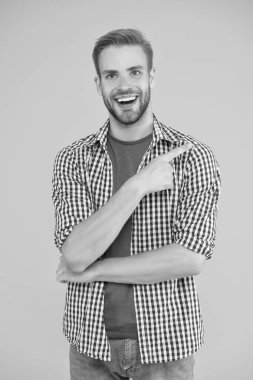 Seç bunu. İşaret parmağıyla işaret eden mutlu adam. İşaret ve el kol hareketi. Reklam için işaret. İşaret ediyor ve terfi ettiriyor. Alışveriş ve satış. Pazarlama ve terfi. İçerik sunuluyor