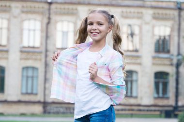 Muhteşem kıvırcık saç stili, neşeli ruh hali olan sıradan bir genç kız.