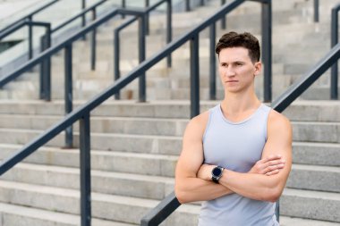 Kendinden emin genç adam eğitime hazır. Modern spor hayatı. Kişisel koçun. Profesyonel fitness eğitmeni. Yetenekli vücut geliştirici rejimini kontrol ediyor. kontrol altında eğitim