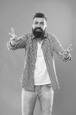 Berbere ihtiyacım var. Sakallı adam berbere mavi arka planı sor. Sakallı berber. Tıraşsız suratlı acımasız bir hippi. Erkekler tımar ediliyor. Cilt bakımı ve saç bakımı. Berber dükkanı. Tıraş hizmetleri. Berber dükkanı ve kuaför salonu