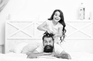 Evde kal ve eğlen. Aile eğlencesi konsepti. Baba için saç yapan bir kız. Çocuklarla karantina. Mutlu bir aile. Pijama partisi. Mutlu bir çocukluk. Yatak odasında dinleniyor. Sevgi ve destek