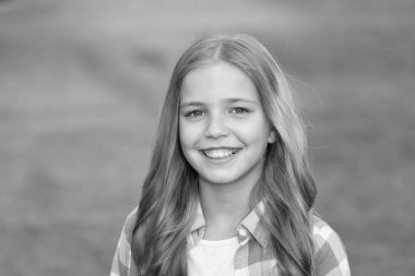 Pozitif kavram. Duygusal bir ifade. İyi titreşimler. Yaz tatili. Gülümseyen kız. Neşeli bir kız öğrenci. Mutlu gülümseyen çocuk. Eğlenmene bak. Sağlıklı duygusal mutlu çocuk dışarıda dinleniyor. Mutlu bir hayat yaşamak