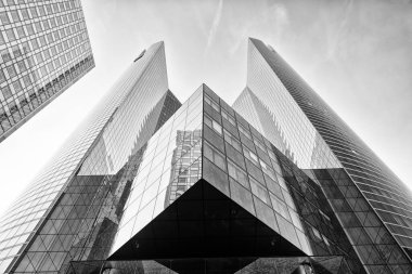 Paris, Fransa - 29 Eylül 2017: gri cam binalar. La Defense 'daki kule binası. Bina inşaatı. Şehir tasarımı ve inşaatı. Mimarlık ve yapı. Perspektif görünümü