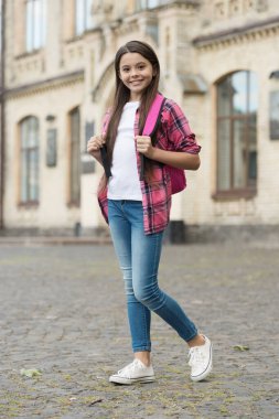 Yeni bir maceraya doğru. Mutlu çocuk rahat bir şekilde sırt çantası takıyor. Macera tatili. Çocukluk macerası. Tatil gezisi. Seyahat ve seyahat tutkusu. Yaz seyahati