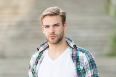 Portre iyi görünümlü adam günlük tarz, manken konsepti