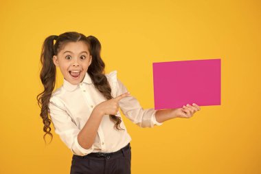 Sıradaki yarışma. Bana bak. Kız okul üniforması posteri. Değişiklikler geliyor. Okul konseptine geri dönelim. Liseli kız öğrenci gösterisi posteri. Liseli kız poster fotokopi alanı tutuyor. Haber tanıtımı