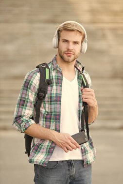 Bir tılsımın olsun. Öğrenciyim. Okul hayatı. Müziği dinle. Modern ve dijital gençlik. Şık bir adam. Üniversite öğrencisi kulaklıkları akıllı telefon. Online eğitim. Ses kitabı konsepti. Eğitim teknolojisi