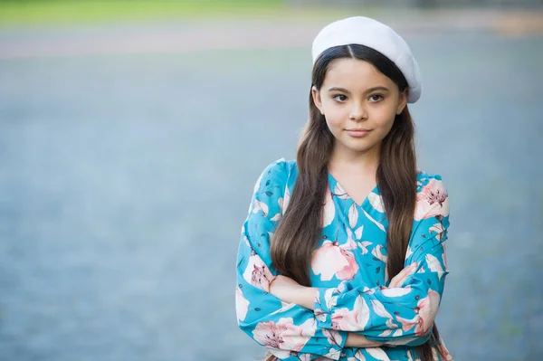 Entellektüel modacı küçük kız bereli şapka ve süslü elbise giyer, görgülü davranır. — Stok fotoğraf