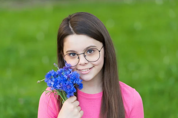 Bambina indossare occhiali da vista bordo vintage verde prato sfondo, concetto di vacanza estiva — Foto Stock