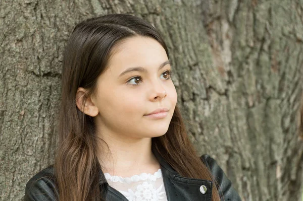 Hipster chica relajante árbol árbol árbol corteza fondo, concepto de niño reflexivo — Foto de Stock