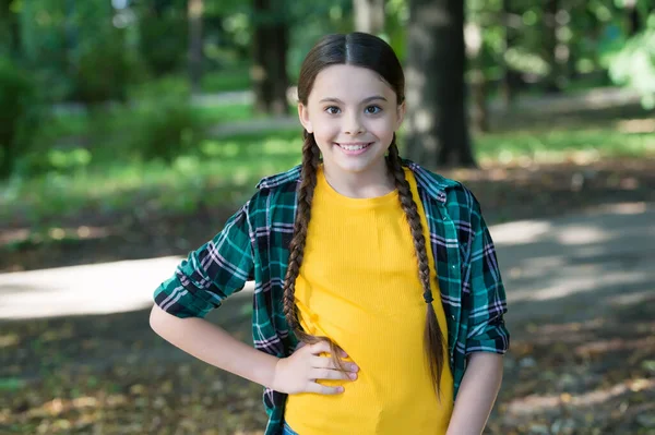 Flicka scout söta flätor bära rutiga kläder natur bakgrund, sommar läger koncept — Stockfoto