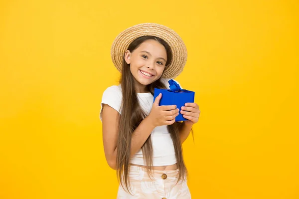 Pequena menina cabelo longo chapéu de verão segurar caixa de presente, conceito de presente de aniversário — Fotografia de Stock