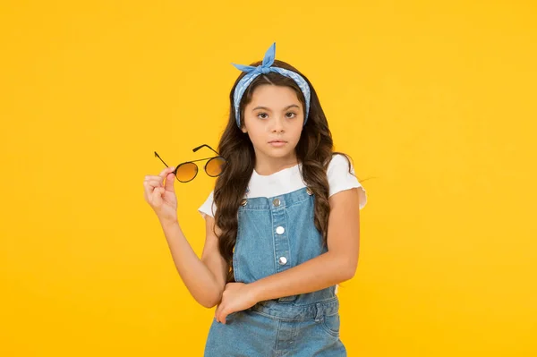Μοντέρνο κορίτσι απογειωθεί γυαλιά ηλίου, UV έννοια προστασίας — Φωτογραφία Αρχείου