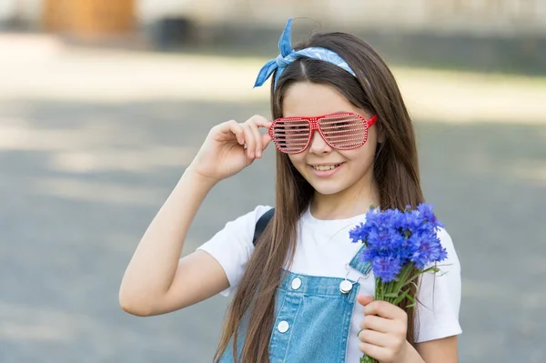 Schicke Mädchen frische Kornblumen Strauß Sommersaison, Geburtstagsparty-Konzept — Stockfoto