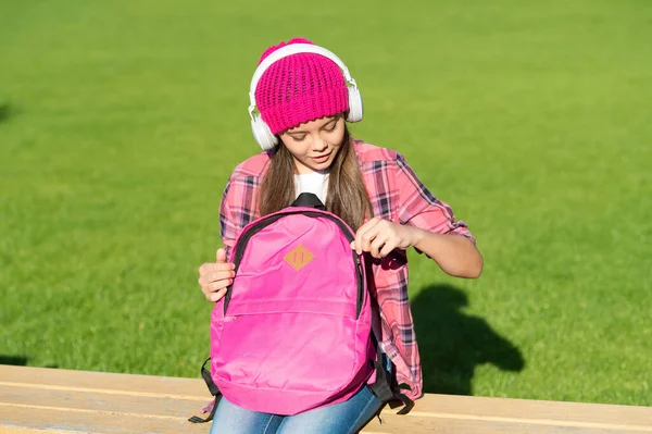 De aspecto moderno. Bolso abierto para niños pequeños escuchando música. Vacaciones de verano. Música popular y ocio. Diversión y entretenimiento. La vida moderna. Tecnología moderna. Disfruta cada momento — Foto de Stock