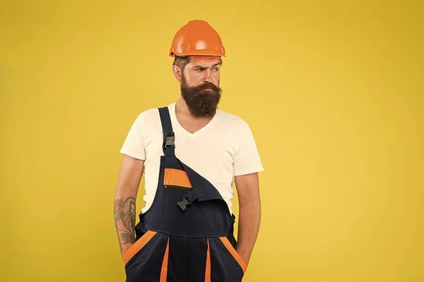 Серьезный штукатурщик. Человек-строитель в каске. носить шлем для безопасности. эксперт в строительстве. жестокий работник с бородой. Он просто ремесленник. Выбери себе занятие. строительный инженер в рабочей форме — стоковое фото