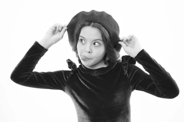 Grimace com língua. Menina feliz. Criança de estilo francês. Menina parisiense em boina. Moda retrato bonito menina usar chapéu da moda. Loja de roupas. Acessórios chiques. Conceito de moda. Criança na moda — Fotografia de Stock