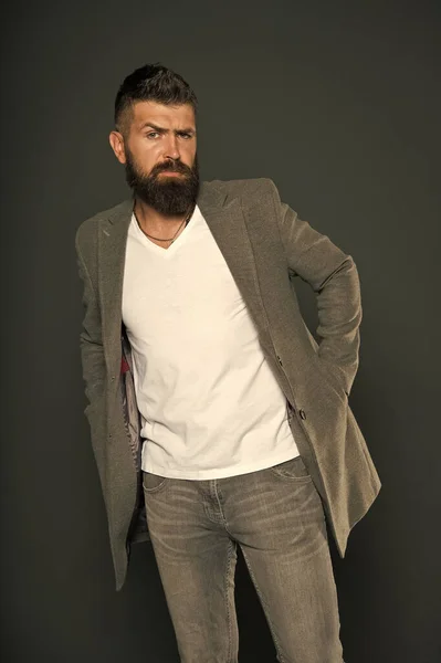 Hipster vistiendo ropa casual. Tienda de ropa. Tendencia de ropa masculina. Ropa de hombre. Hipster usa ropa cómoda. Hombre caucásico demostrar ropa de moda masculina. Hombre barbudo con bigote y barba sin afeitar —  Fotos de Stock