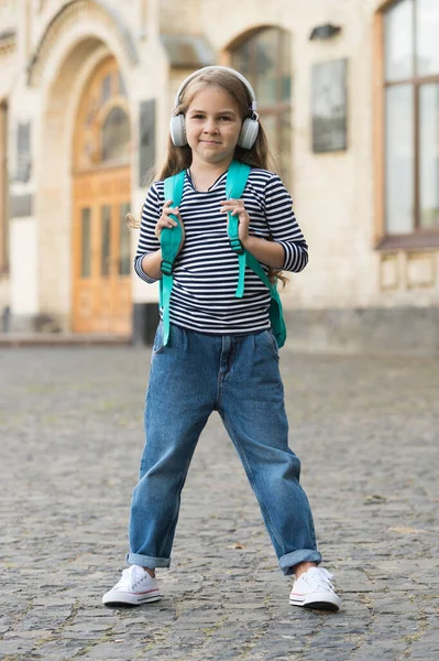 Apto para o seu estilo de vida. Criança feliz levar mochila em estilo casual. O ouvinte casual usa auscultadores. Tendências da moda. Estilo moderno. Roupeiro casual. Roupas infantis. Sê tu todos os dias — Fotografia de Stock