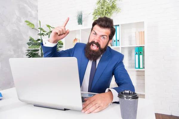 Homem inspirado gerente de trabalho online laptop, obter repreendido conceito — Fotografia de Stock