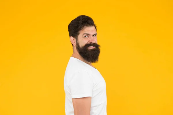 浓密的胡子嬉皮士男子理发店客户黄背景，笑容满面的男子气概概念 — 图库照片