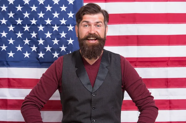 Skægget mand skolelærer undervisning USA flag baggrund, stater i Amerika koncept - Stock-foto