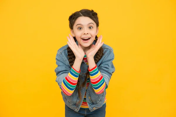 Emocionado niña sorprendida con trenzas usar ropa de mezclilla, concepto de sueños de la infancia — Foto de Stock