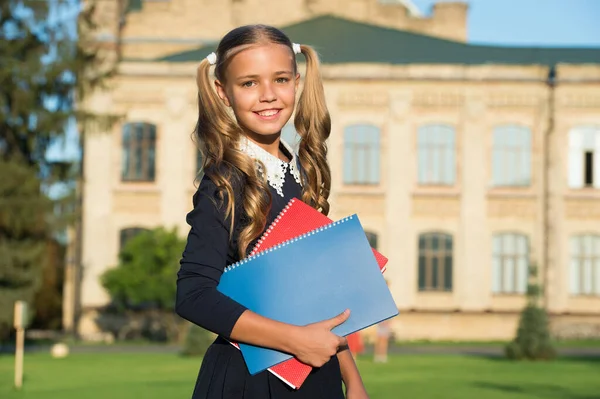 Perfetto ragazza scuola studente uniforme tenere libri, concetto settembre — Foto Stock
