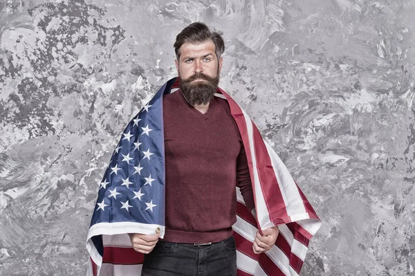 Amerikansk hipster man fira självständighetsdagen med nationell flagga, kulturell identitet koncept — Stockfoto