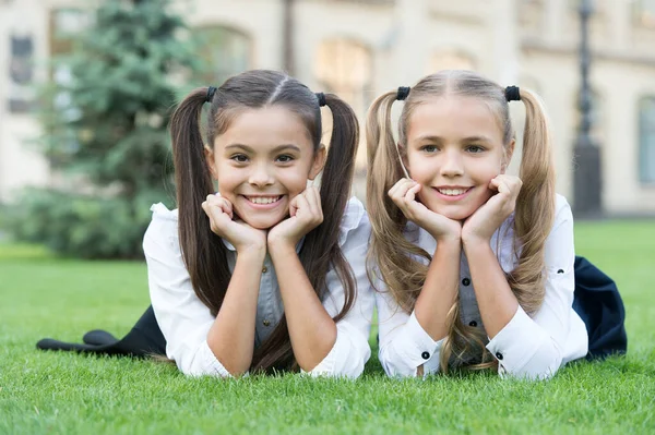 Amigos de la escuela ropa formal relajante sobre hierba verde, concepto de educación informal — Foto de Stock