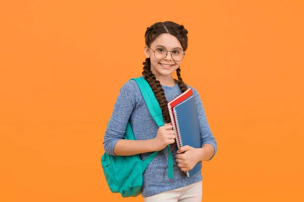 Colegiala niño pequeño estudiando activamente y logrando, volver al concepto de la escuela — Foto de Stock