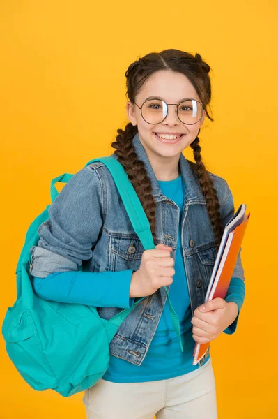 Student dziewczyna idzie zajęcia dla utalentowanych dzieci, radość z nauki koncepcji — Zdjęcie stockowe
