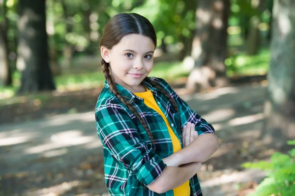 Flicka scout söta flätor bära rutiga kläder natur bakgrund, bedårande barn koncept — Stockfoto