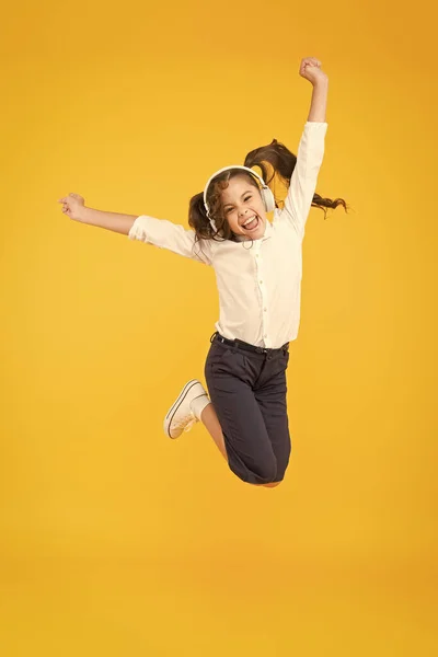 Clase de baile. Auriculares de alumna pequeña. Niño feliz escuchar música. Canta. Audio libro. Educación y concepto divertido. Educación en línea. A los niños les gusta la música. Escuelas de audio. Educación en el hogar — Foto de Stock