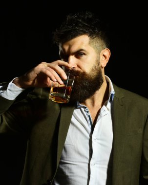 Zeki görünümlü bir uzman konyak ya da brendi içer.