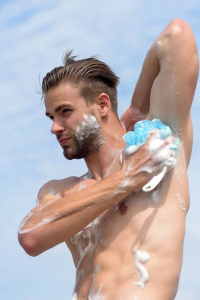 Guy au visage concentré recouvert de mousse — Photo