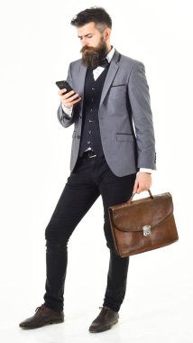 Mesajlaşma ve internet kavramları. Ciddi yüzlü bir adam akıllı telefon ve mesaj tutuyor.
