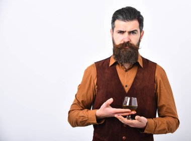 Lüks içecek konsepti. Elinde viski ya da viski olan garson..