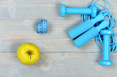 Spor aletleri, üst manzara. Elma halterin yanında, santimetre, ip atlama.