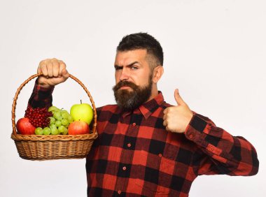 Ev yapımı hasatı olan adam onaylıyor..