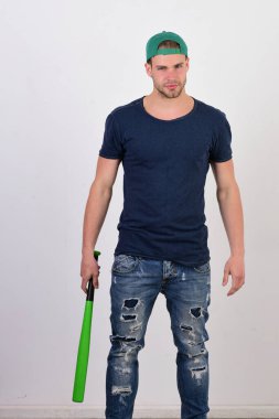 Beyaz arka planda yeşil şapkalı adam