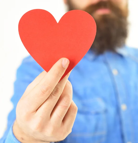 Concepto de San Valentín. Tarjeta en forma de corazón en la mano —  Fotos de Stock
