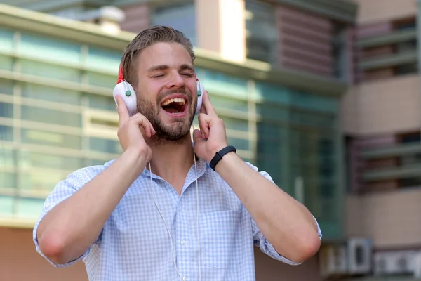 Genieten van dat lied Vrolijke jongeman in hoofdtelefoon — Stockfoto